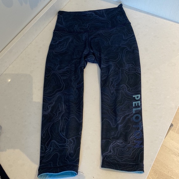 Reversible Peloton capri leggings. - Picture 4 of 5